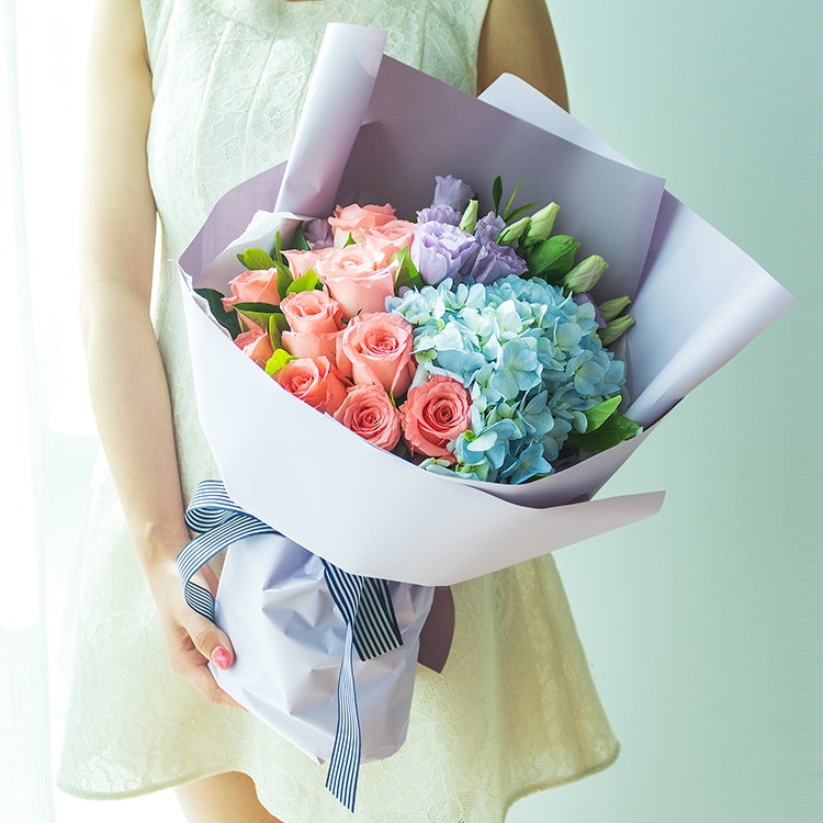 爱情故事/11朵粉玫瑰花配绣球