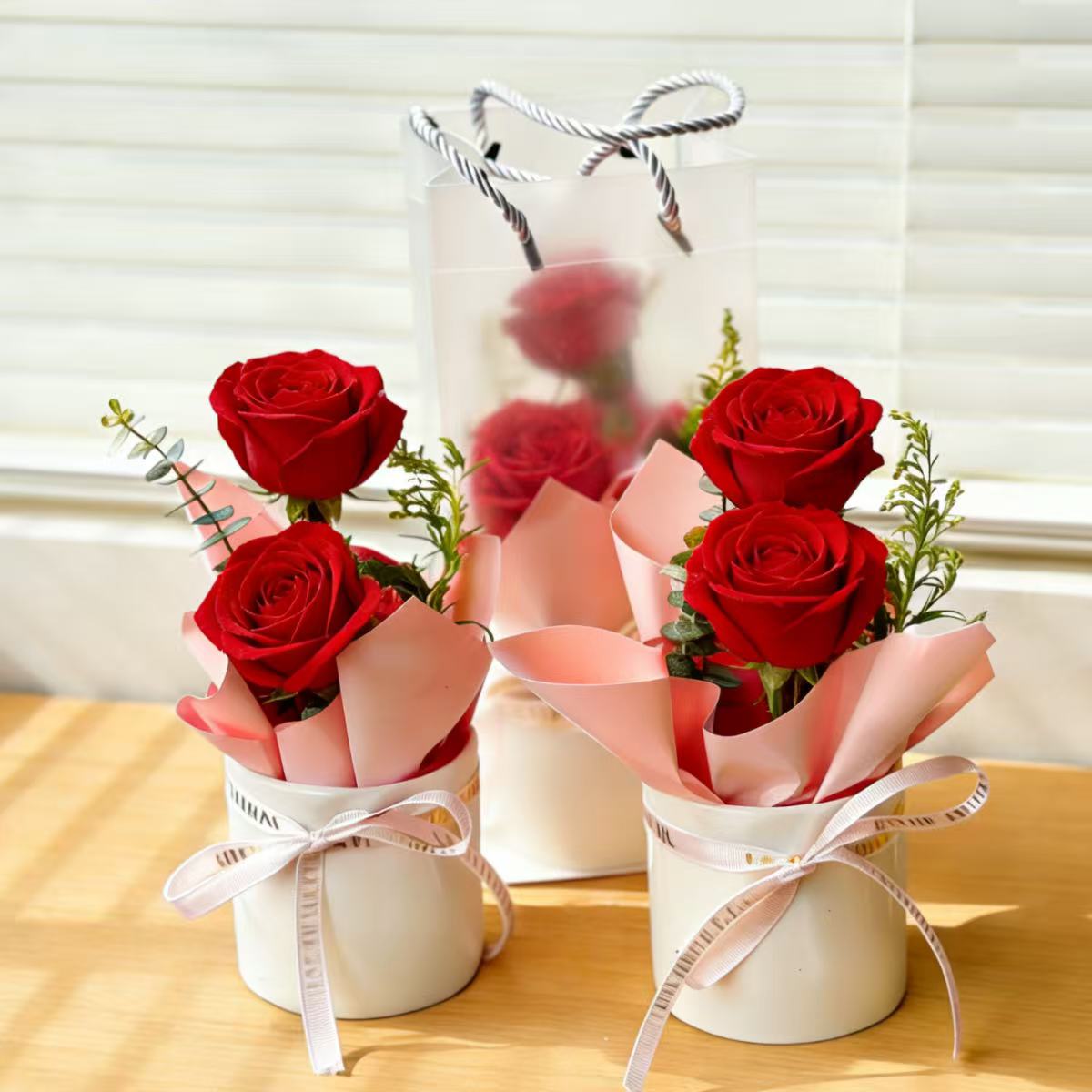 【花漾祝福】迷你抱抱桶花礼2朵玫瑰花配尤加利小桌花好看好玩赠送礼品袋