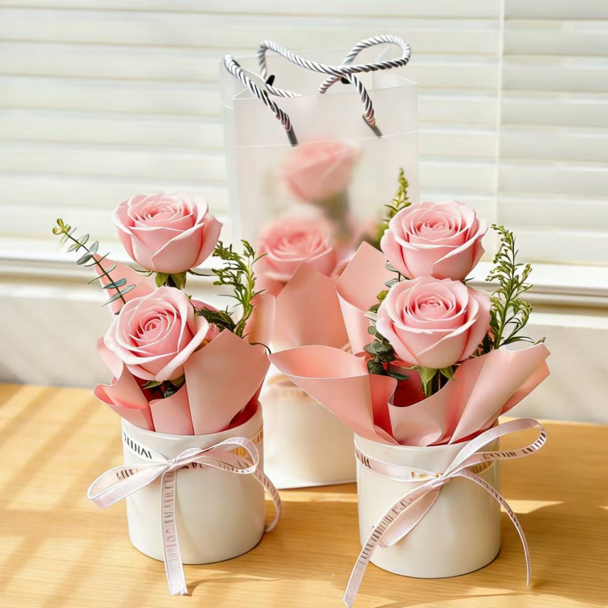 【花漾祝福】迷你抱抱桶花礼2朵玫瑰花配尤加利小桌花好看好玩赠送礼品袋