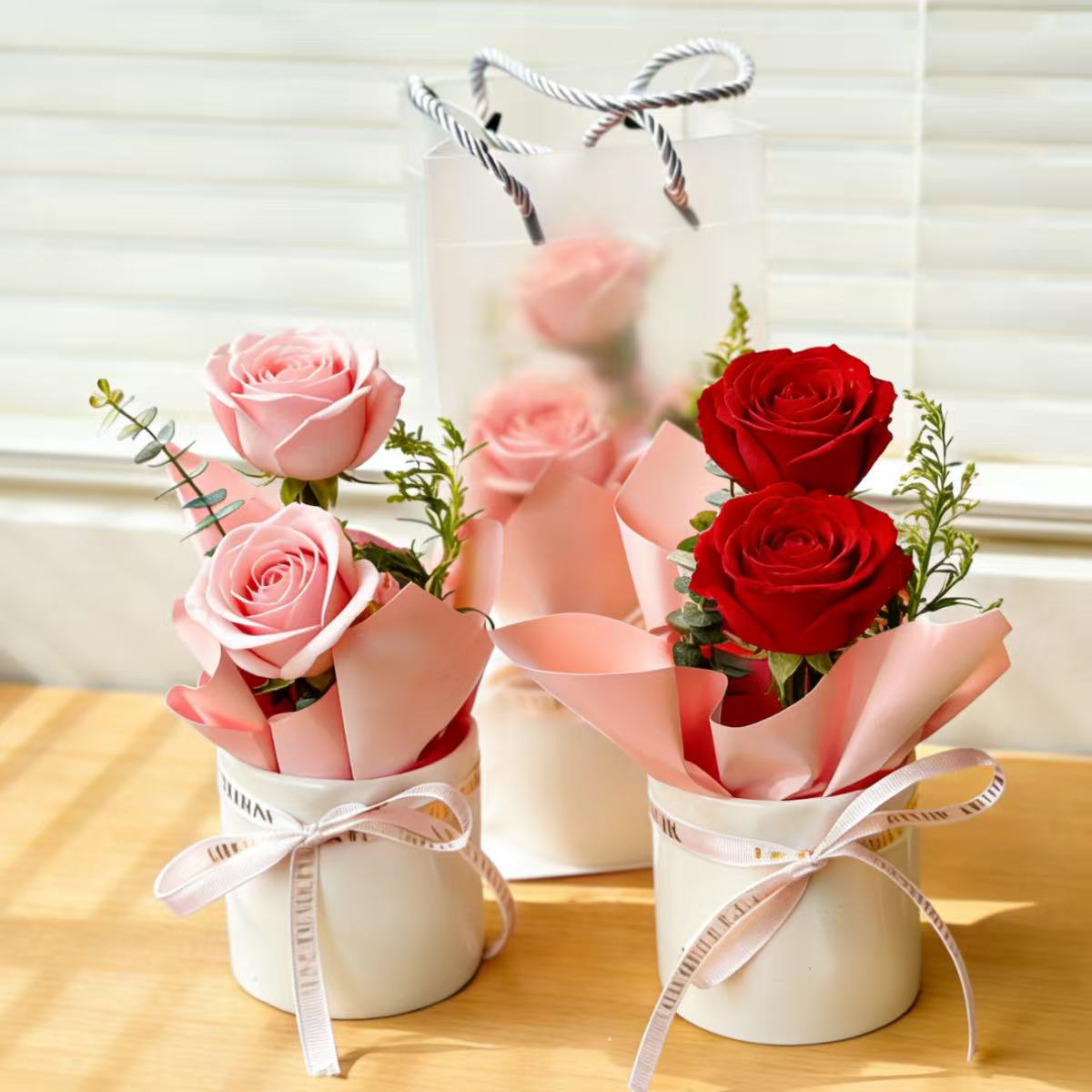 【花漾祝福】迷你抱抱桶花礼2朵玫瑰花配尤加利小桌花好看好玩赠送礼品袋