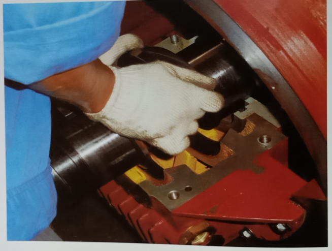 轴瓦较重时亦可采用下图方法研磨轴瓦