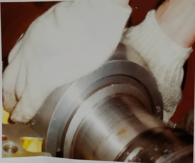 双手对称用力并通过瓦底中心位置反复转动