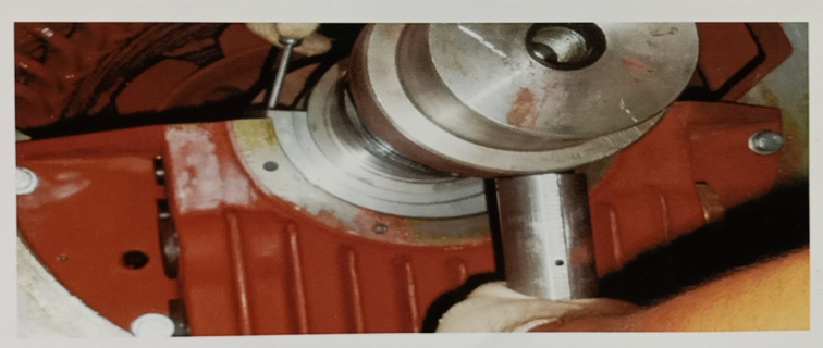 顶起并小心旋出下瓦