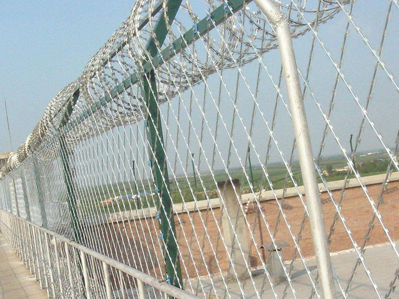 浸塑围栏网与喷塑围栏网的区别