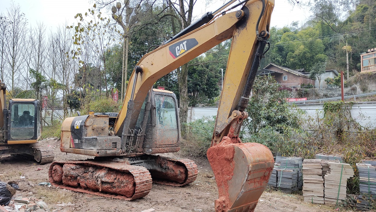 房产租赁权及挖掘机拍卖公告