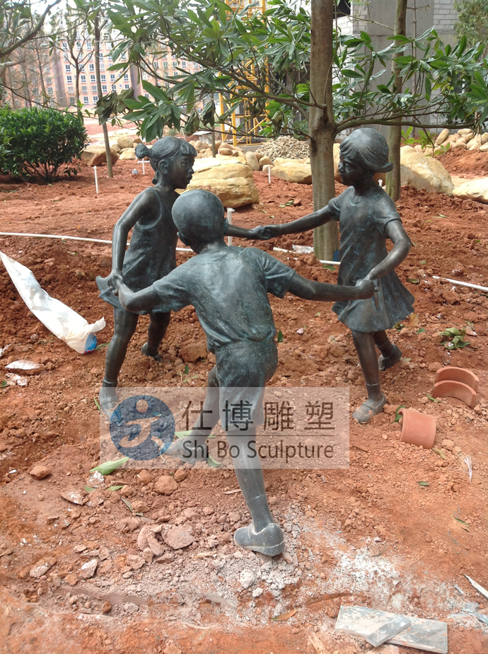 三小孩雕塑