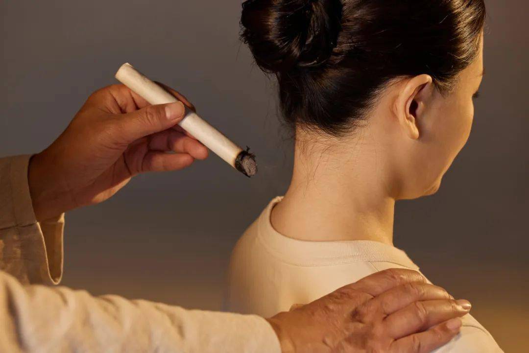 你知道为什么夏季更适合艾炙吗？夏季宜养阳，艾灸强体魄