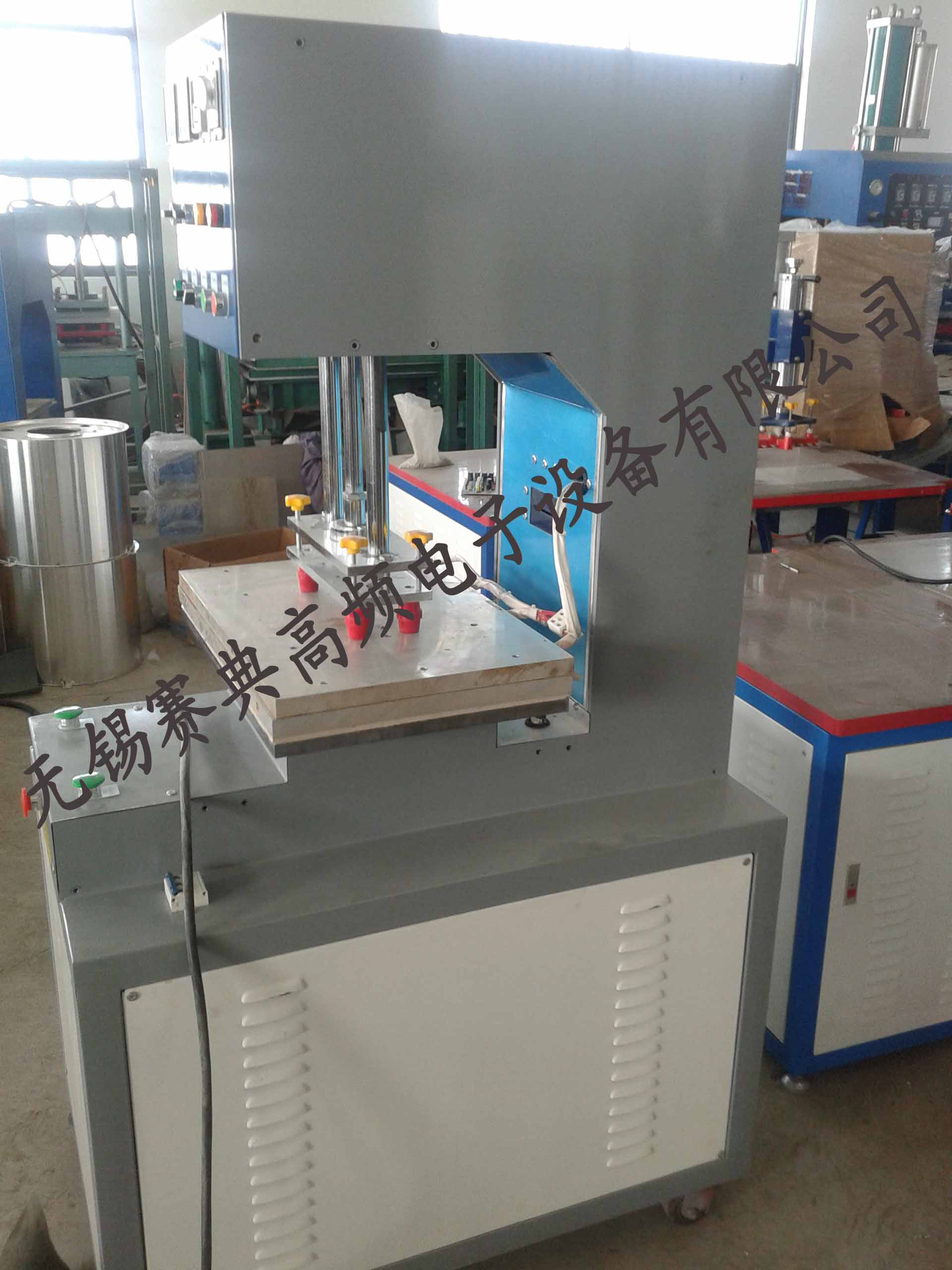 复合拉绒布凹凸花纹压花机