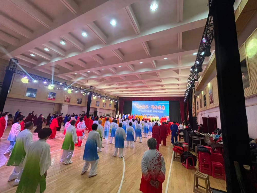 炫美悦为芳草街道2025年度八段锦展示活动提供舞台搭建和场景布置