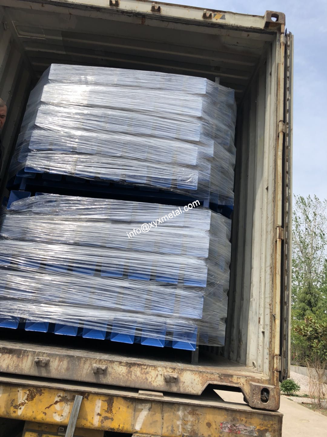 Loading of tire rack