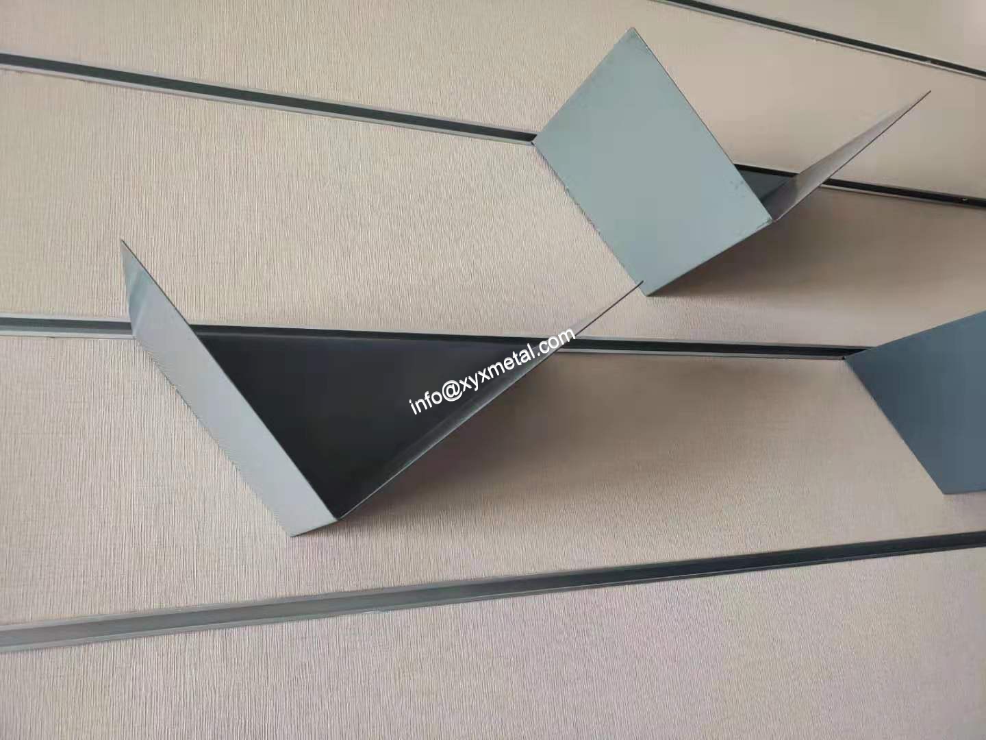 Slatwall bracket shelf