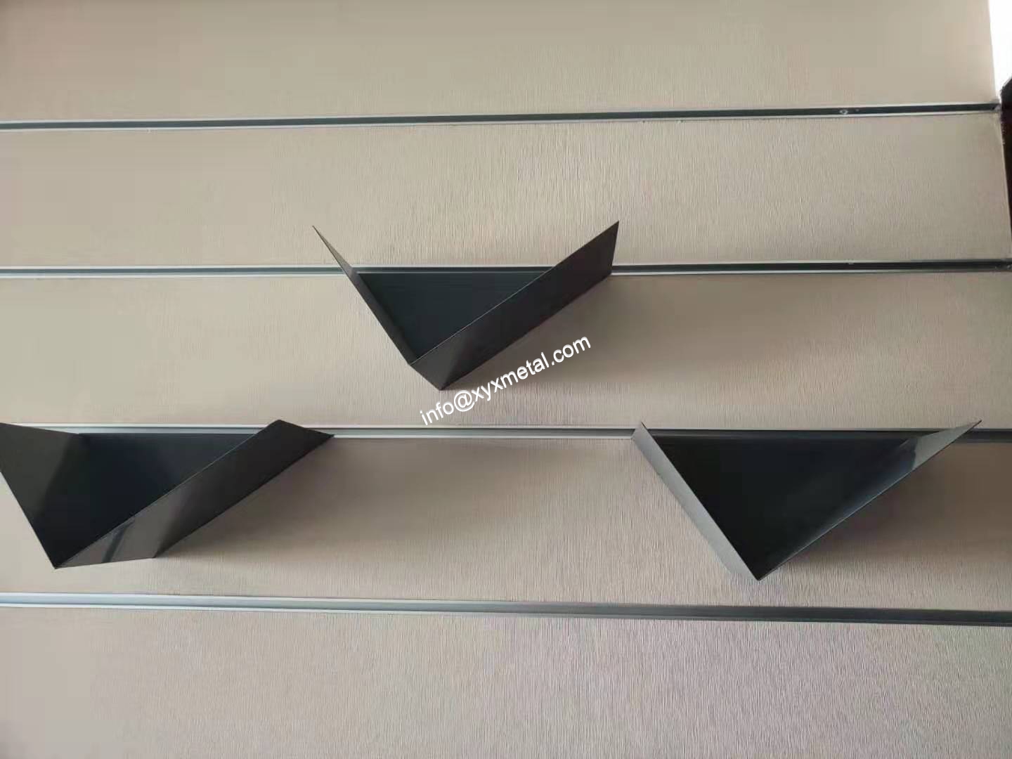 V wall holder