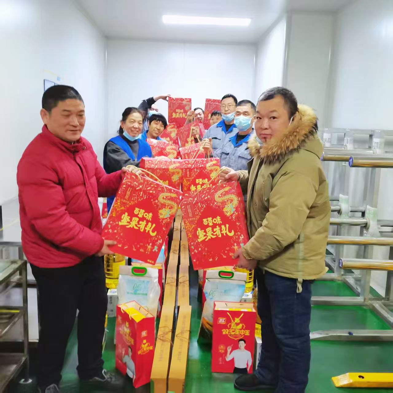 情意满满暖人心--发放春节福利