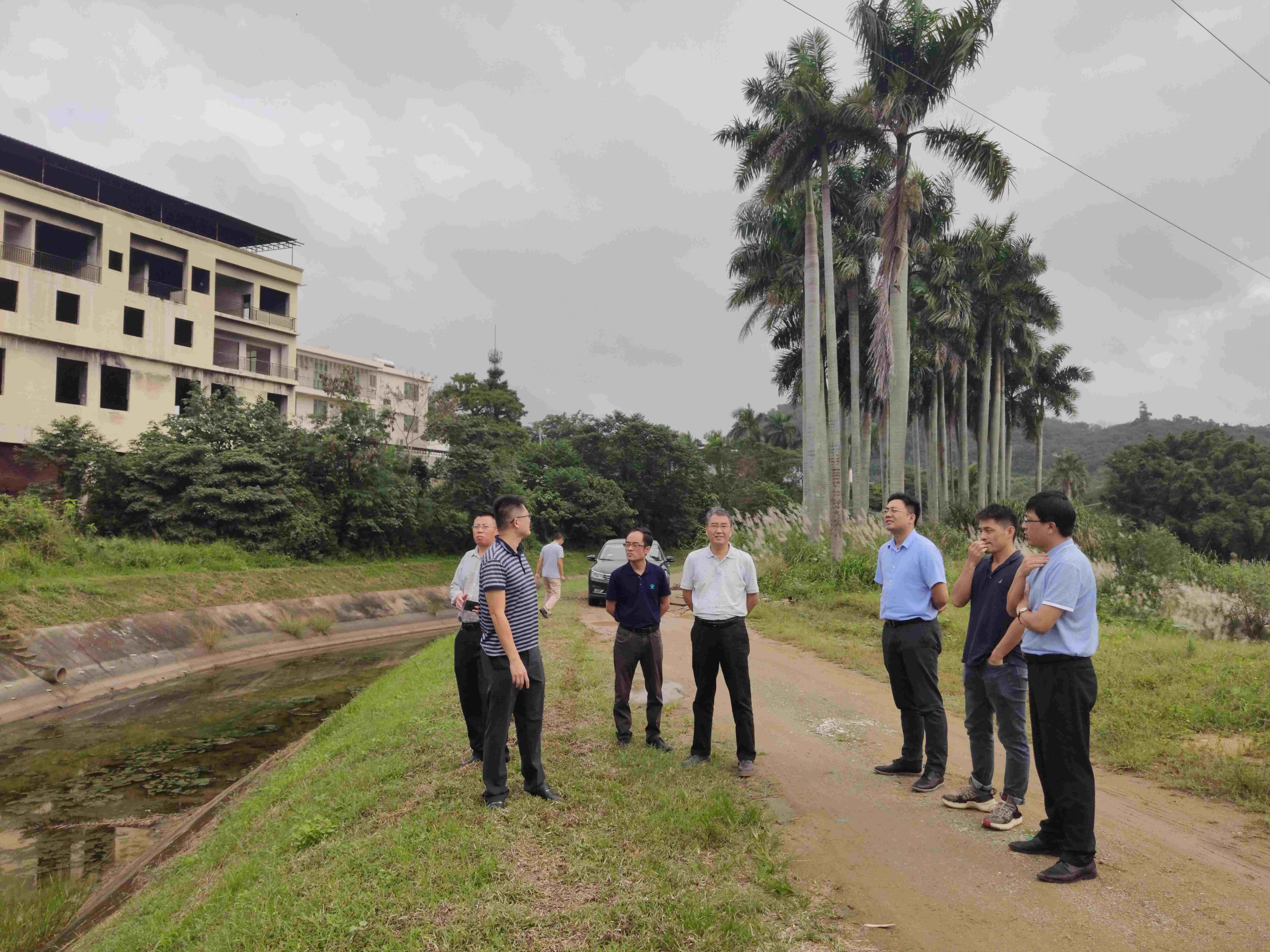 公司副总经理张毅在现场建管部持召开琼西北供水工程先期动工部位推进会