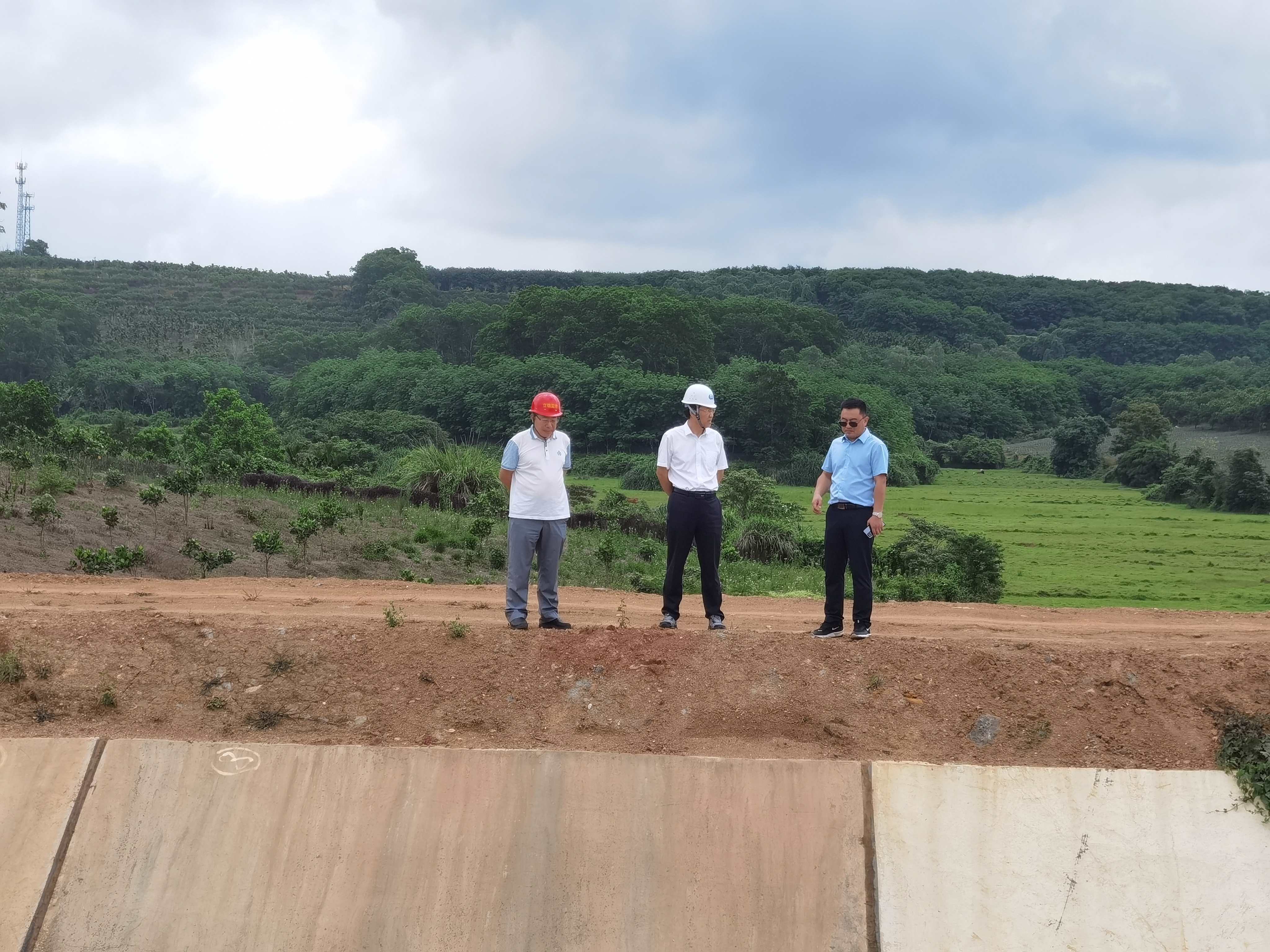 水电集团副总经理张毅到红岭灌区工程检查水保工作落实情况。