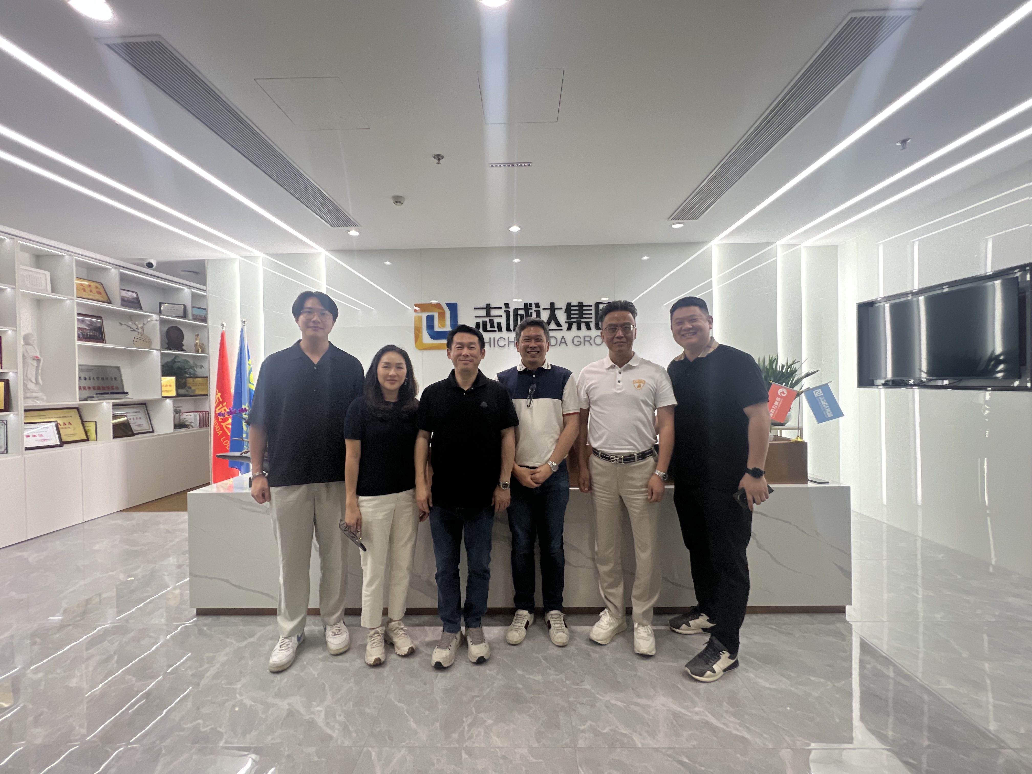 集团董事长与泰国客户合影