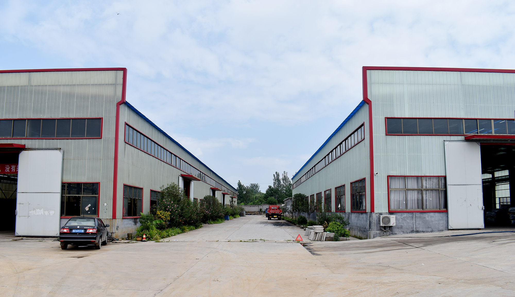 厂区概貌（宽敞的厂区道路）