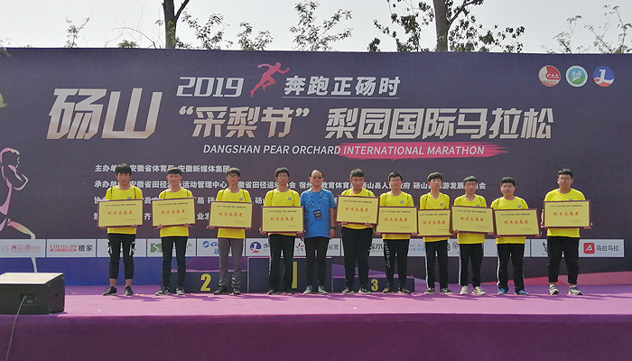 中专部师生志愿者助力砀山2019马拉松赛、骑行赛