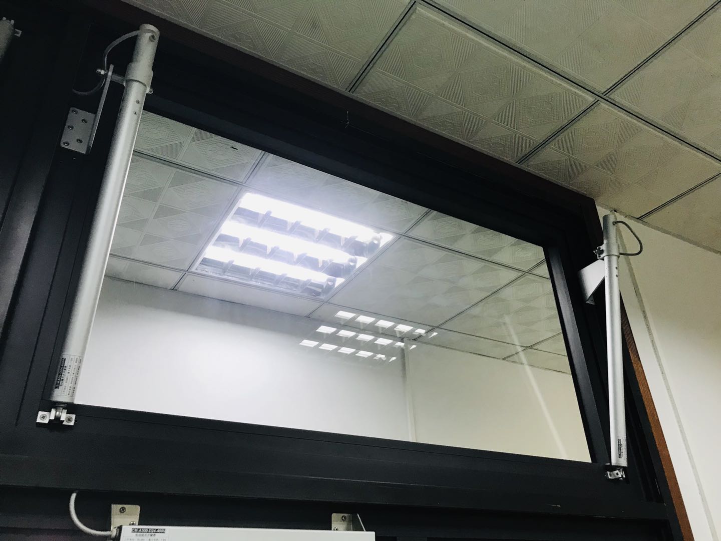 双螺杆电机——悬窗