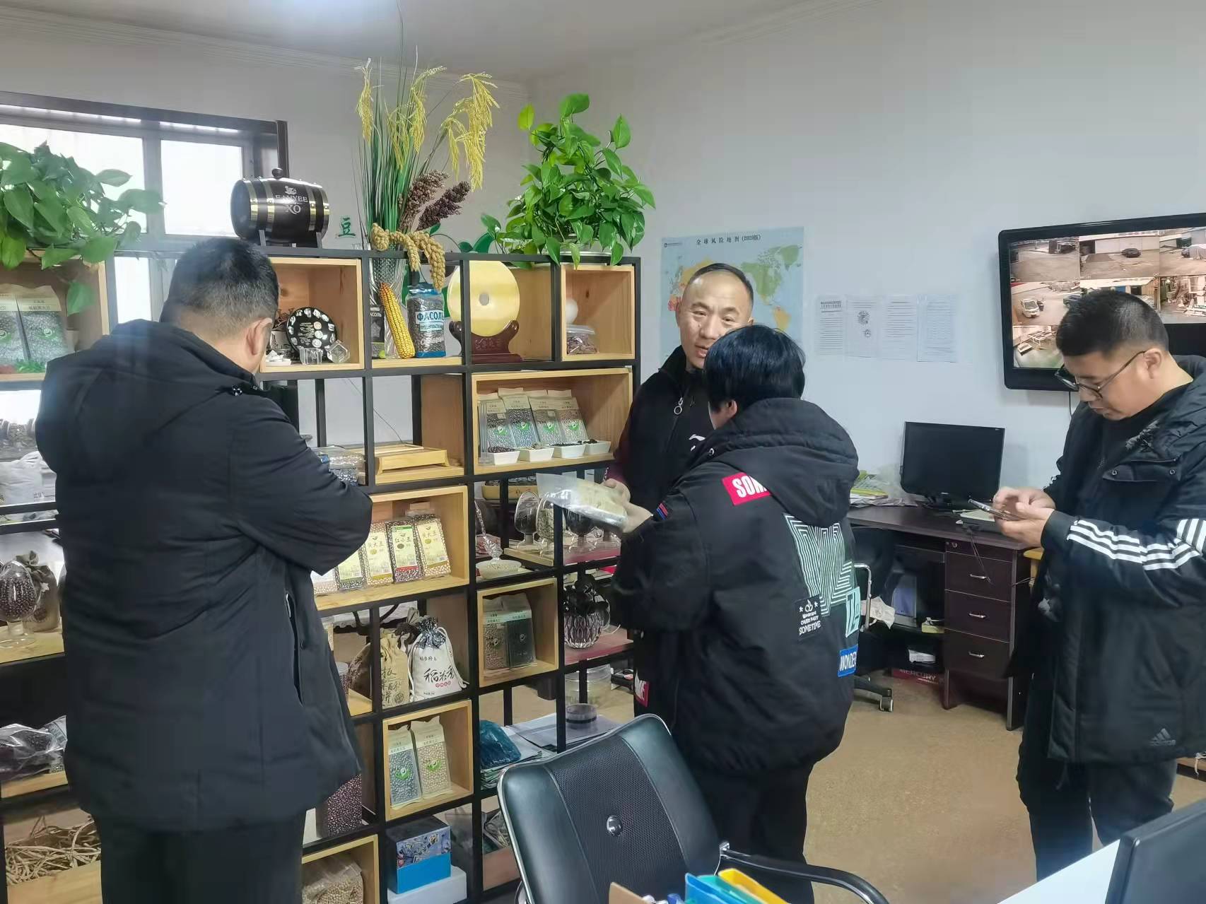 商务局和统计局来到北方食品视察工作