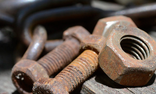 生锈的螺丝怎样快速卸下来