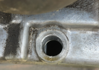 机油螺丝孔的位置