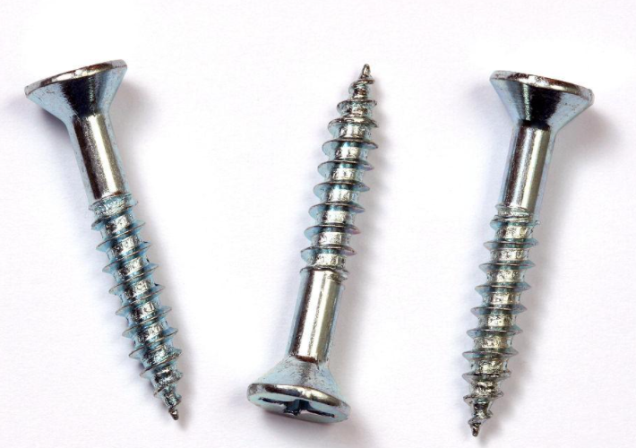 为什么连接铜板的铁螺丝容易生锈