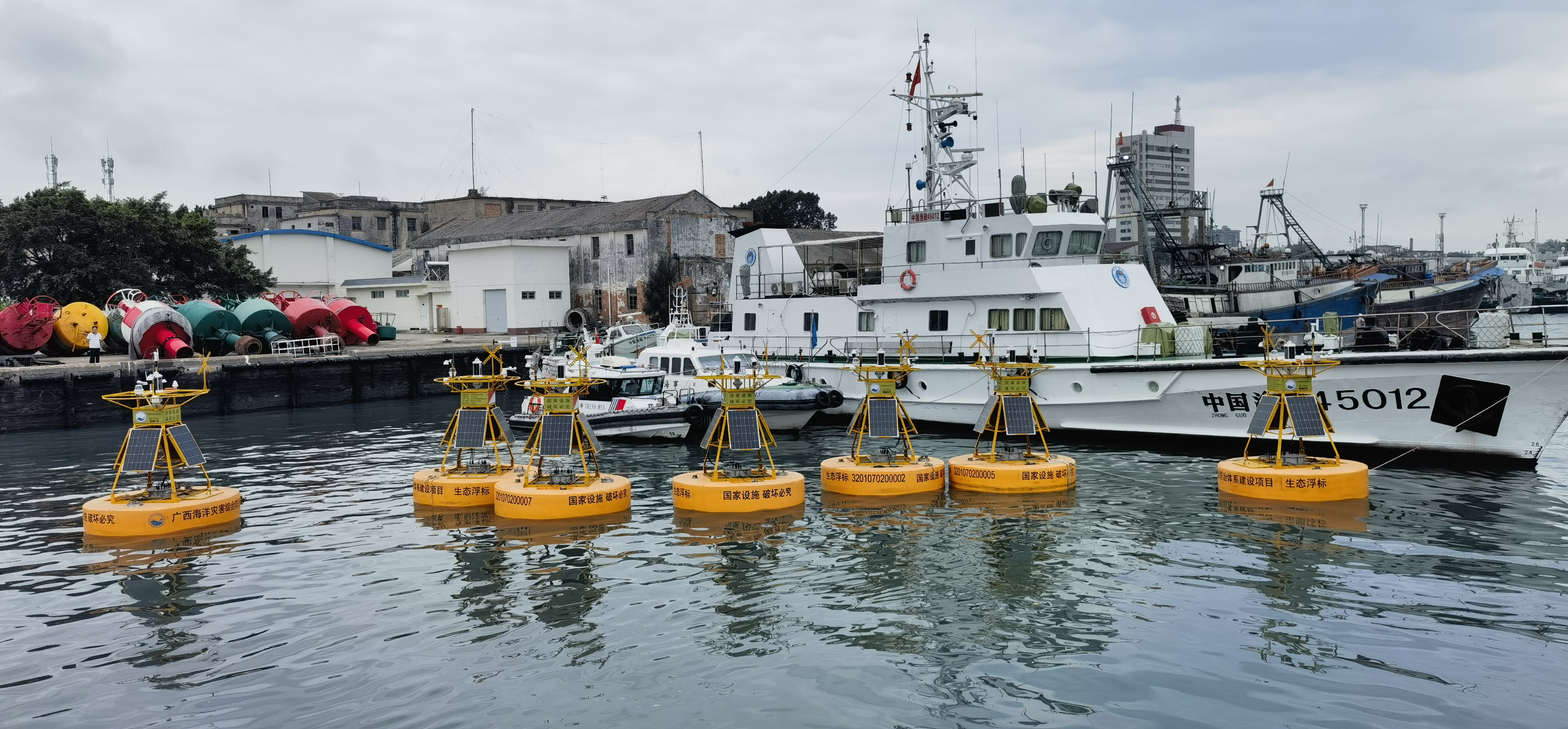 广西海洋灾害综合防治体系建设项目15套生态监测浮标成功投放