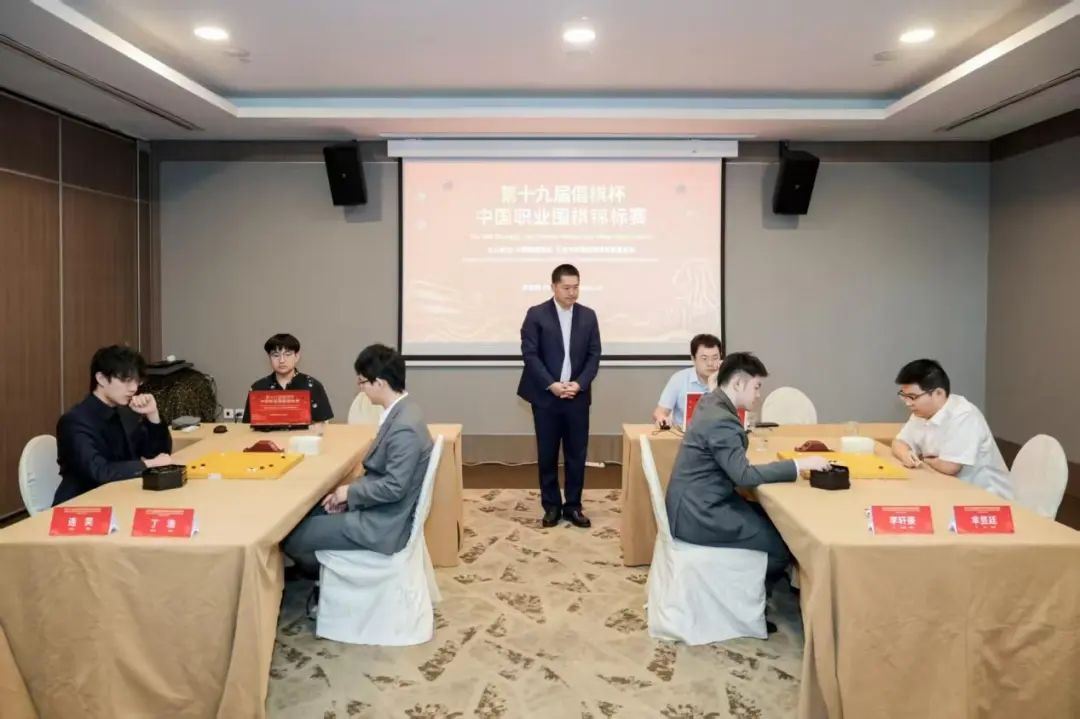 芈昱廷、丁浩暂时领先