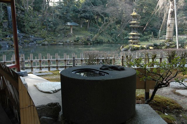 茶庭：兼六园颜亭伯牙断琴手水钵