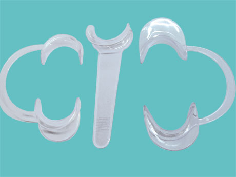 LIP RETRACTOR