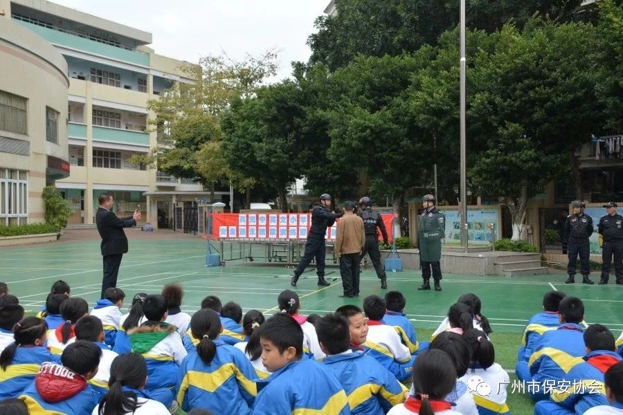 打造平安校园，开展校园反恐防暴应急模拟演练