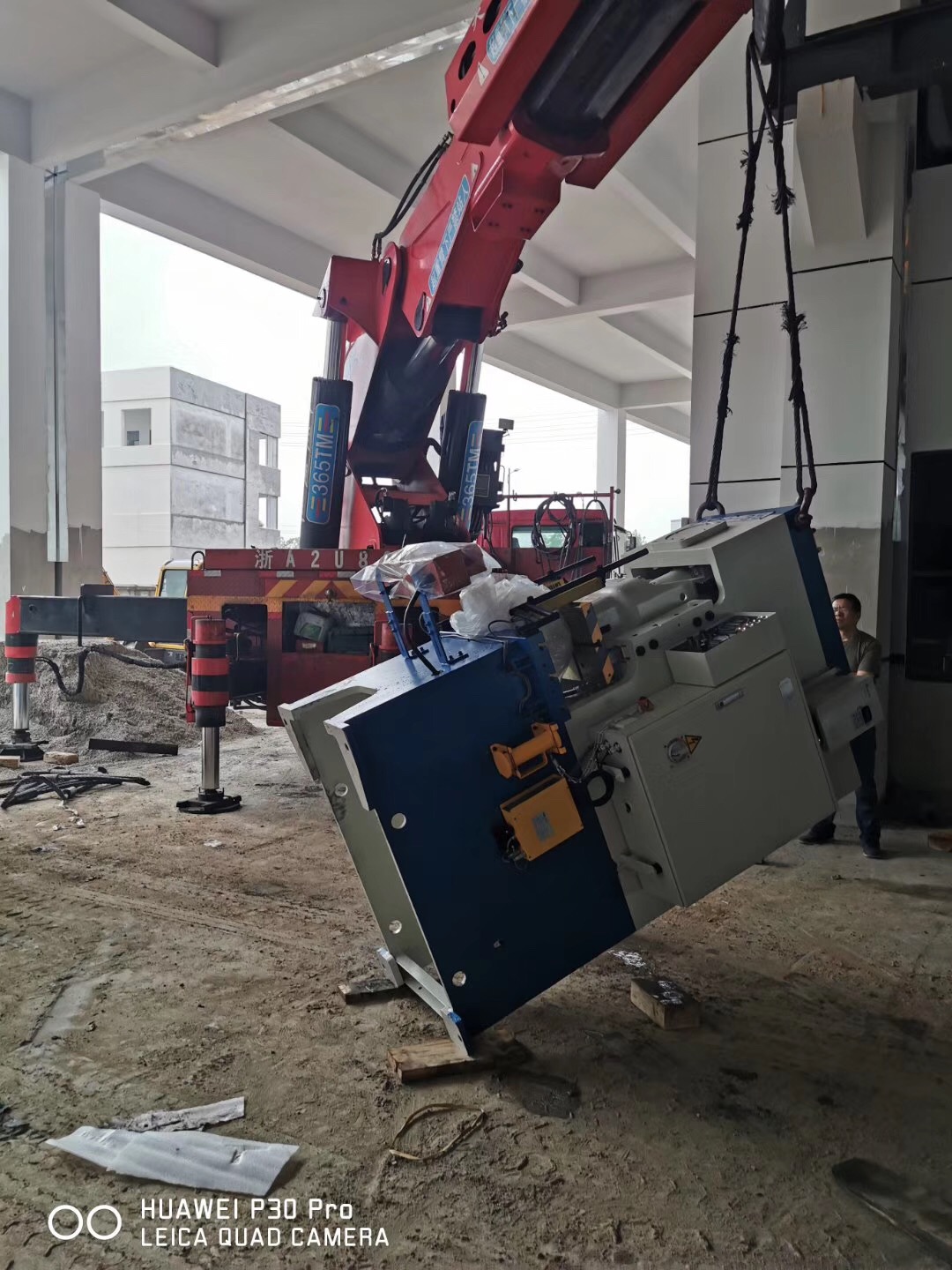金豐機(jī)床卸車(chē)就位