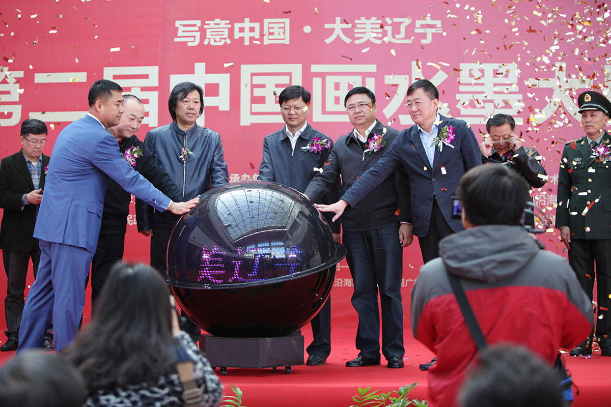 左1董事长李刚 左2辽宁省文联副主席胡崇炜 左3中国美术家协会艺术中心主任 丁杰 左4营口市政府市长余功斌 左5辽宁省宣传部常务副部长盖成立 左6营口市宣传部部长肖立为写意中国 大美辽宁 剪彩开幕