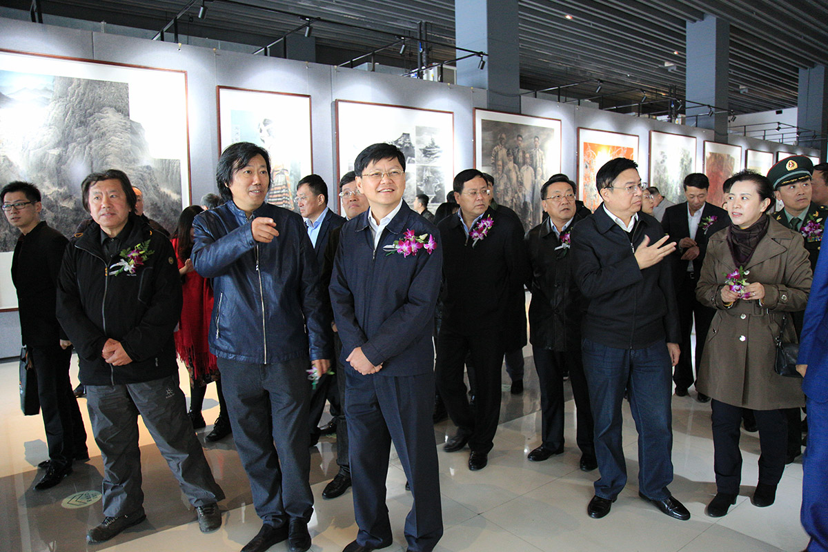 丁杰主任为参加画展领导进行作品介绍