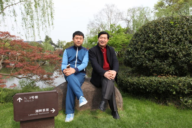 李总与著名画家贺成才合影