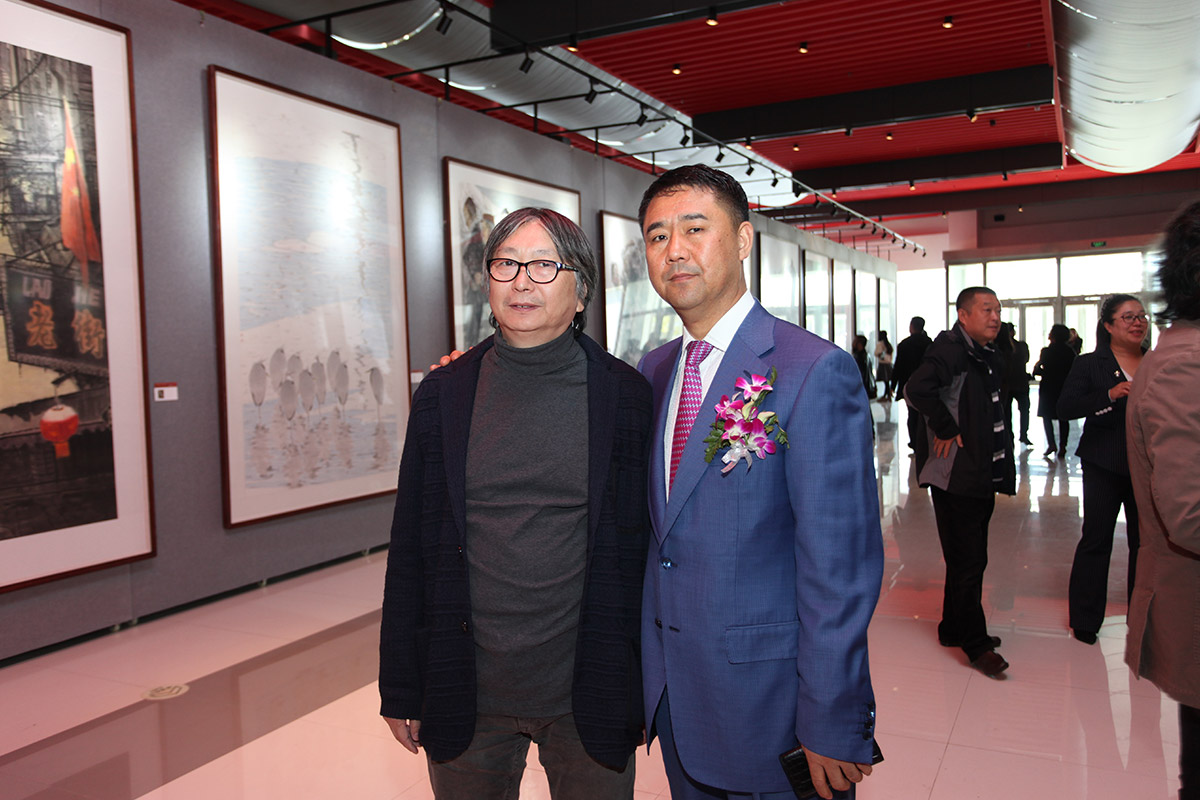 画家黄洪涛-昌宇集团董事长李刚在画展合影