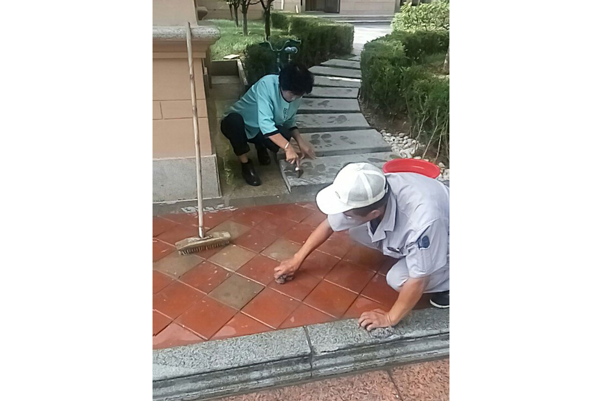2017年7月16日保洁清洗四号岗门口地面