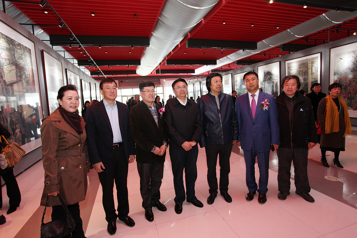 左辽宁省美术家协会主席王易霓-营口市宣传部部长肖力-著名画家邹立颖-辽宁省宣传部常务副部长盖成立-中国美术家协会艺术中心主任丁杰-昌宇集团董事长李刚-著名画家胡泽涛-在参展中心合影