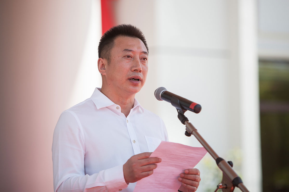 营口市青年美术家协会主席昌宇水墨画院主任郭洪权为创作基地开业发言