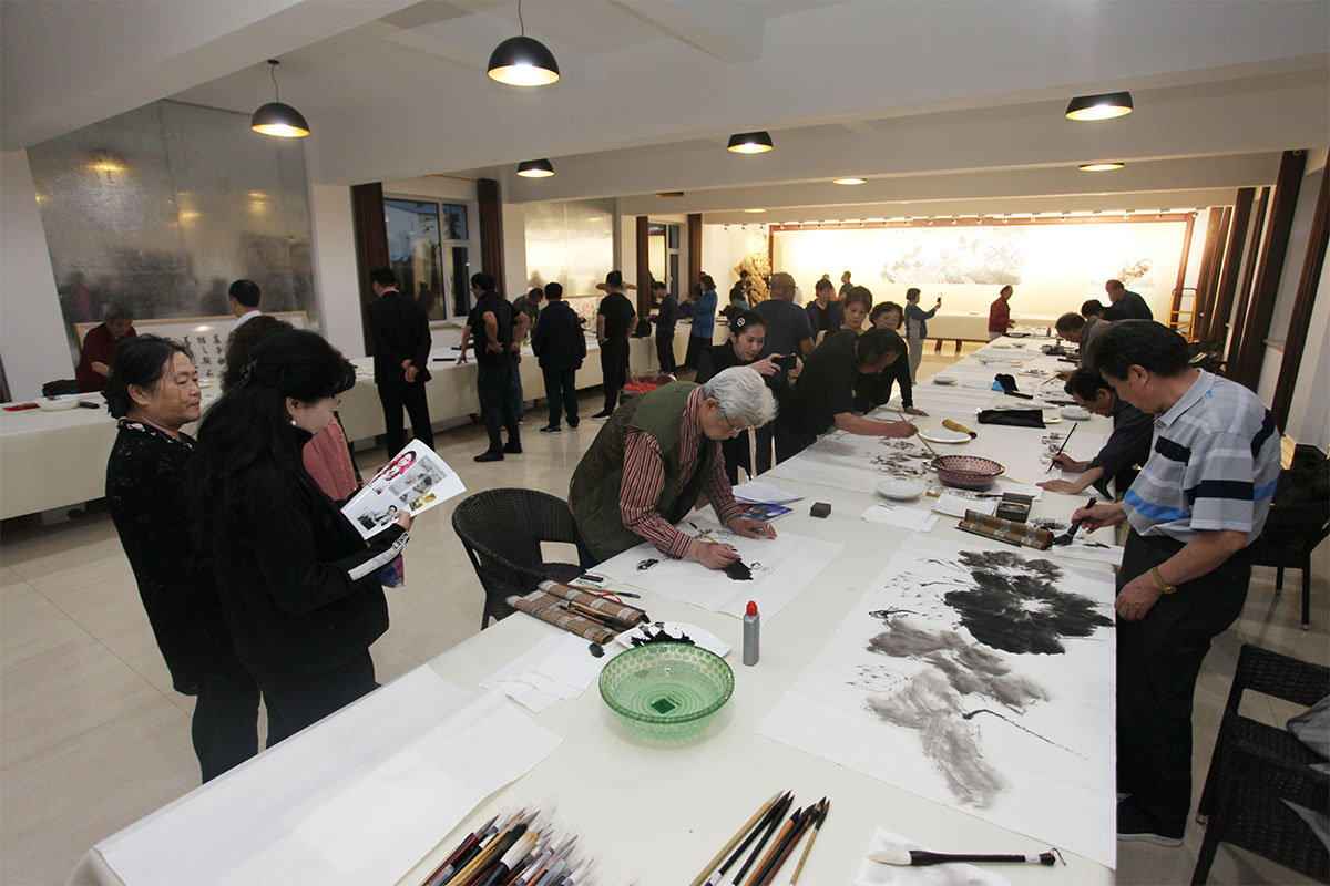 画家在美术创作基地创作