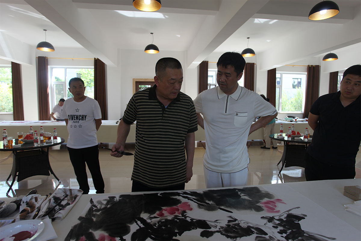 画家在美术创作基地创作