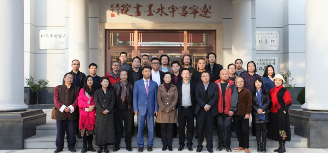 王易霓主席和李总与参展画家在创作基地合影