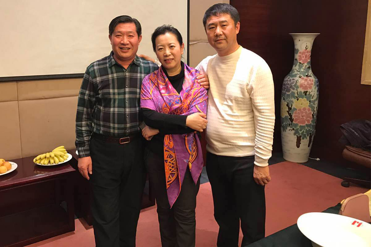 左1北京市美术家协会副主席贺成才-左2辽宁省美术家协会主席王易霓-左3昌宇集团董事长李刚-在昌宇艺术馆合影