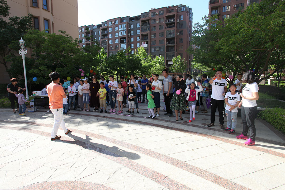 六一儿童节-家长和孩子一起玩游戏