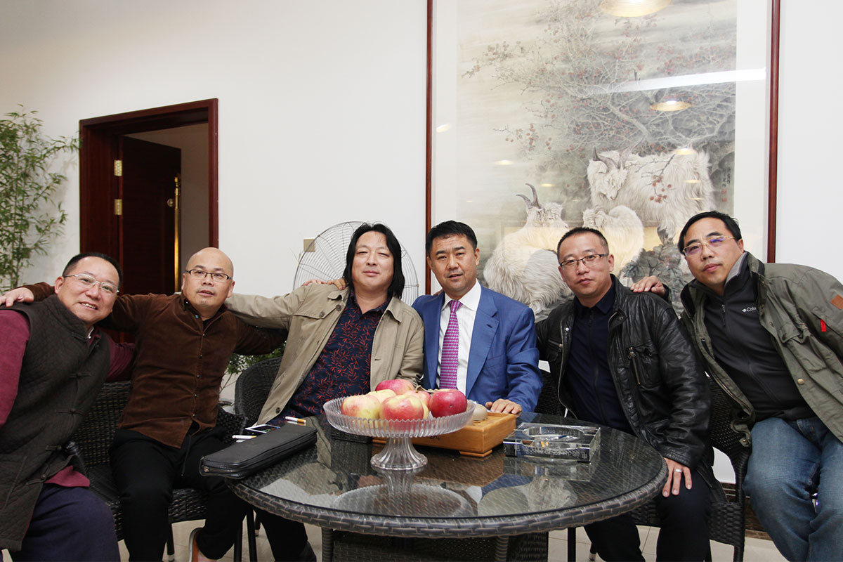 昌宇集团董事长李刚与写意中国-大美辽宁画展获奖画家在昌宇水墨画院创作中心合影
