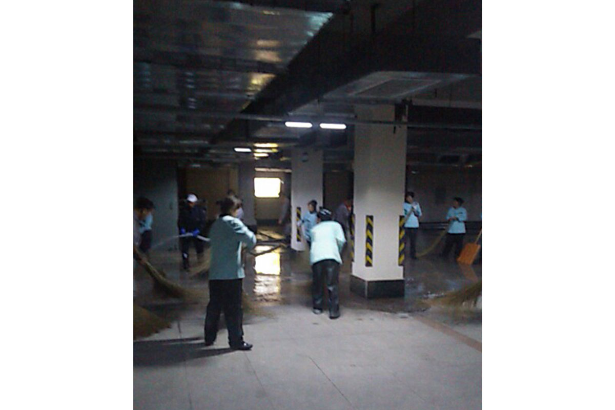 2017年10月10日保洁清洗地下室