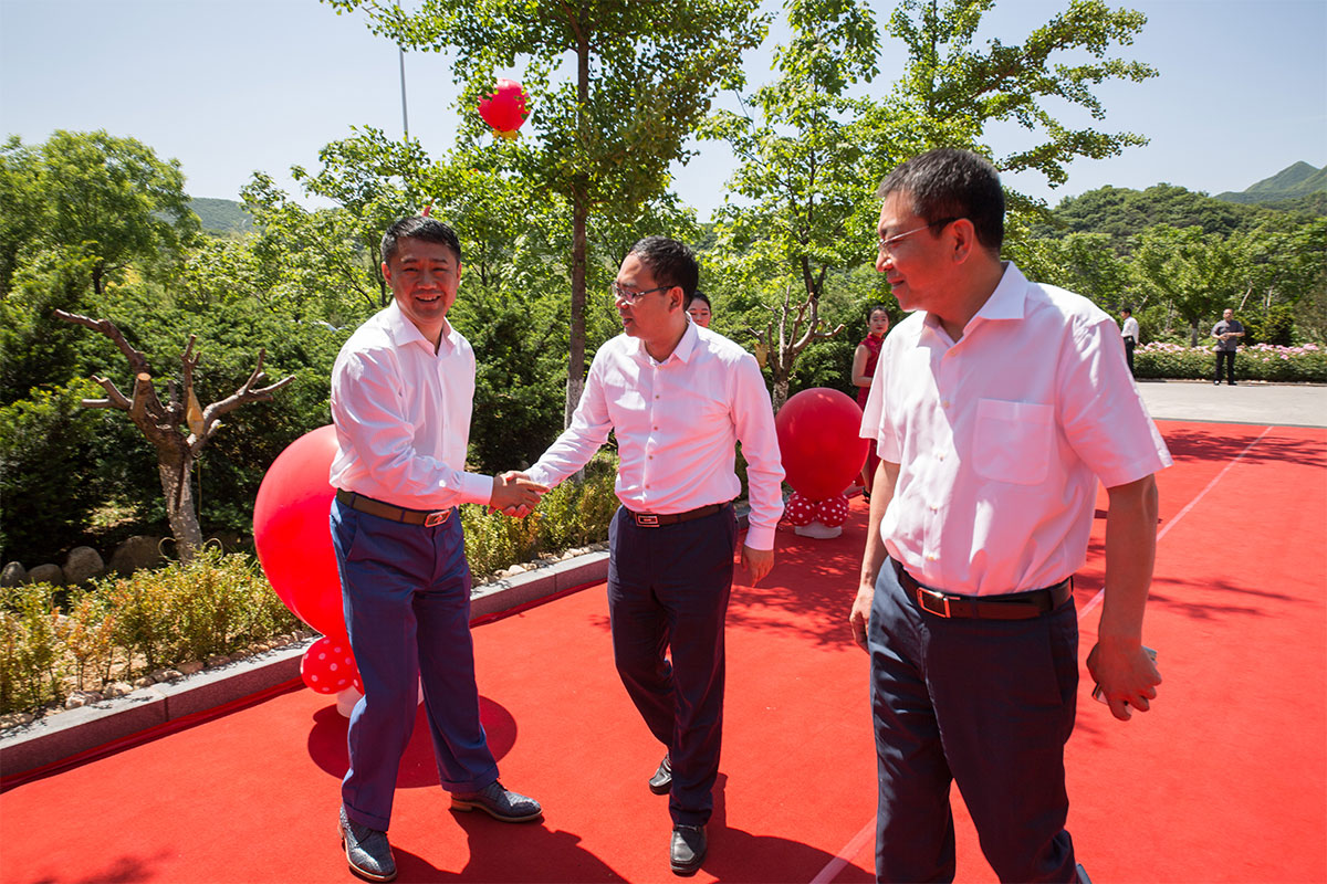 盖州市市委书记赵国栋市长徐海龙到创作基地参加开业剪彩仪式