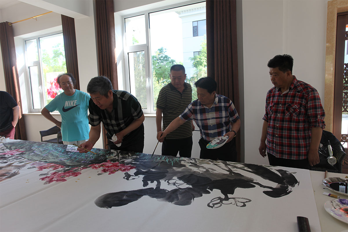 原营口美协主席倪久玲-现任营口美协主席喻国景与各位画家共同创作作品