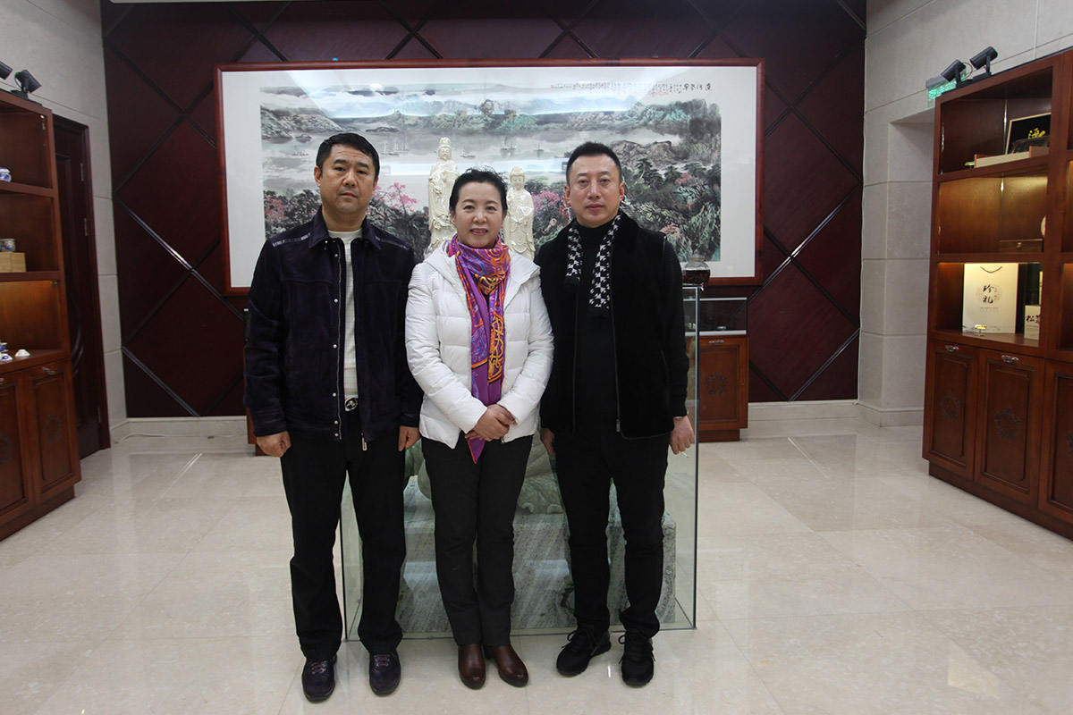 左1昌宇集团董事长李刚-左2辽宁省美术家协会主席-王易霓-左3-营口市青年美术家协会主席-郭洪权-在昌宇艺术馆合影